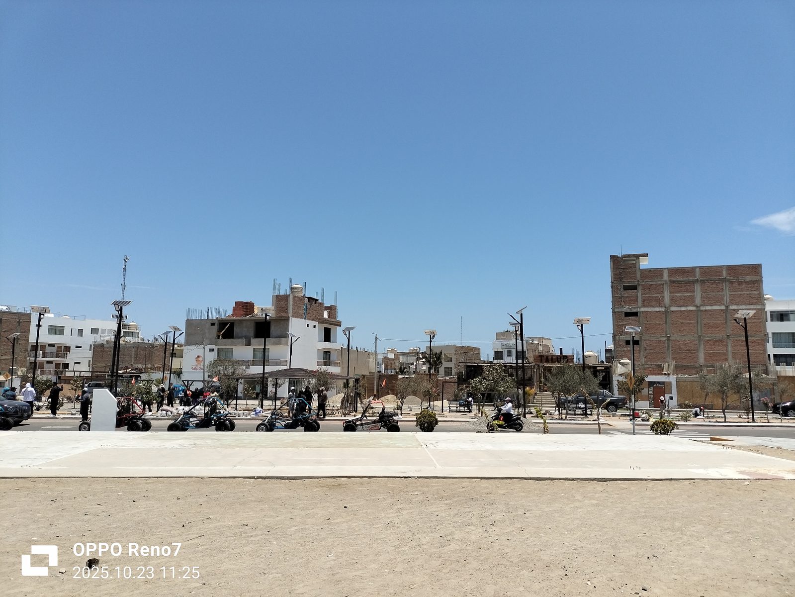 Trabajos de alumbrado solar en Parque Paracas